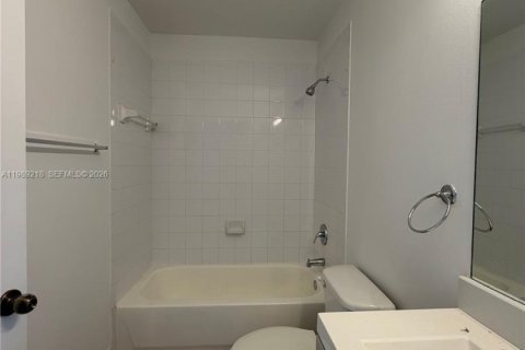 Снять в аренду кондоминиум в Дорал, Флорида 3 спальни, 104.05м2, № 2053315 - фото 8