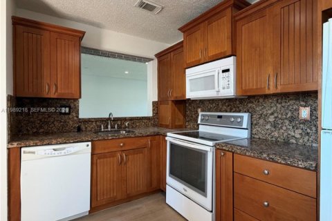 Снять в аренду кондоминиум в Дорал, Флорида 3 спальни, 104.05м2, № 2053315 - фото 4