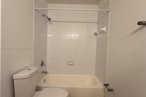 Снять в аренду кондоминиум в Дорал, Флорида 3 спальни, 104.05м2, № 2053315 - фото 12