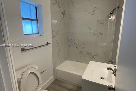 Propiedad comercial en venta en Miami, Florida, 115.57 m2 № 1967545 - foto 5