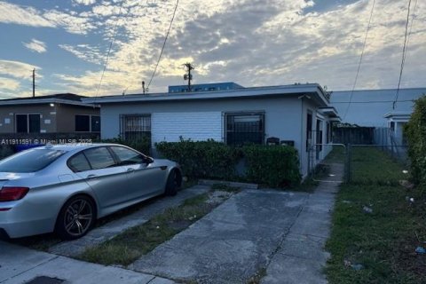 Propiedad comercial en venta en Miami, Florida, 115.57 m2 № 1967545 - foto 1