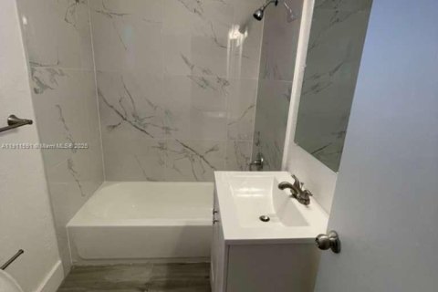 Propiedad comercial en venta en Miami, Florida, 115.57 m2 № 1967545 - foto 7