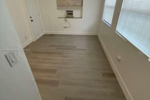 Propiedad comercial en venta en Miami, Florida, 115.57 m2 № 1967545 - foto 9