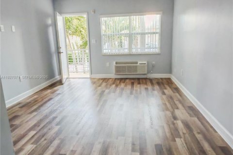 Снять в аренду квартиру в Майами, Флорида 39.02м2, № 1985974 - фото 1