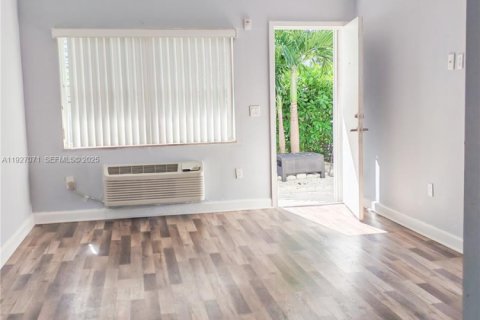 Снять в аренду квартиру в Майами, Флорида 39.02м2, № 1985974 - фото 2