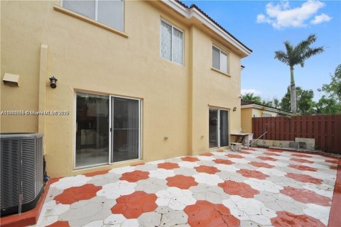 House in Hialeah, Florida 3 bedrooms, 172.8 sq.m. № 1971863 - photo 11