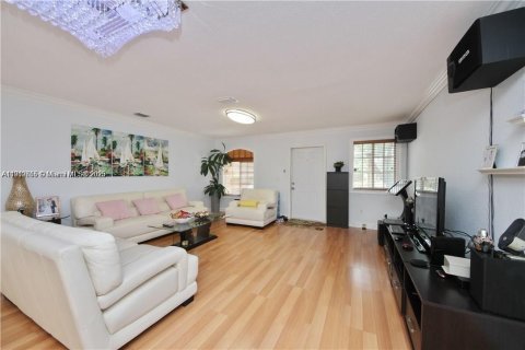 House in Hialeah, Florida 3 bedrooms, 172.8 sq.m. № 1971863 - photo 6