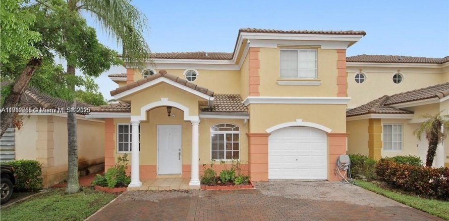 House in Hialeah, Florida 3 bedrooms, 172.8 sq.m. № 1971863