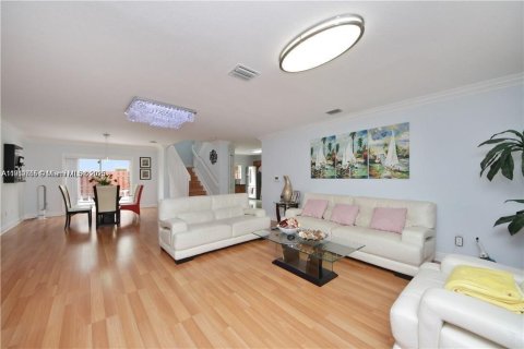 House in Hialeah, Florida 3 bedrooms, 172.8 sq.m. № 1971863 - photo 7