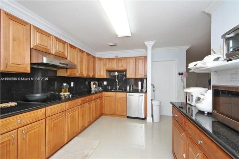 House in Hialeah, Florida 3 bedrooms, 172.8 sq.m. № 1971863 - photo 2