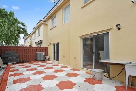 House in Hialeah, Florida 3 bedrooms, 172.8 sq.m. № 1971863 - photo 10