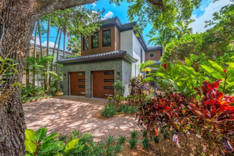 Casa en Miami, Florida 5 dormitorios, 390 m2 № 2366496