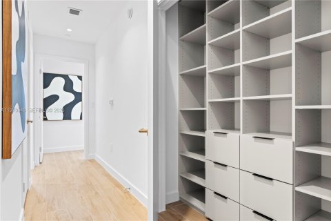 Condo in Miami, Florida, 3 bedrooms  № 2077802 - photo 15