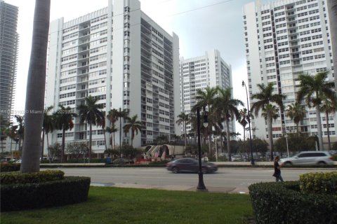 Condo in Hallandale Beach, Florida, 2 bedrooms  № 1787043 - photo 3