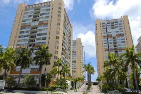 Condo in Hallandale Beach, Florida, 2 bedrooms  № 1787043 - photo 1