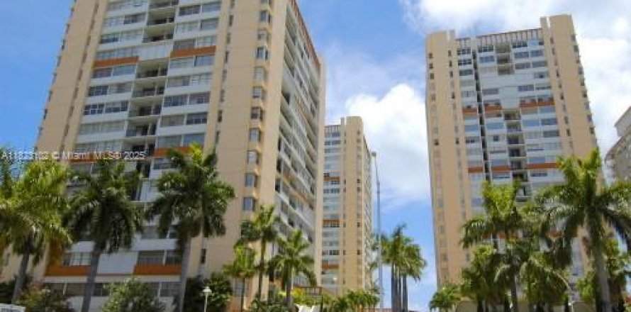 Condo in Hallandale Beach, Florida, 2 bedrooms № 1787043