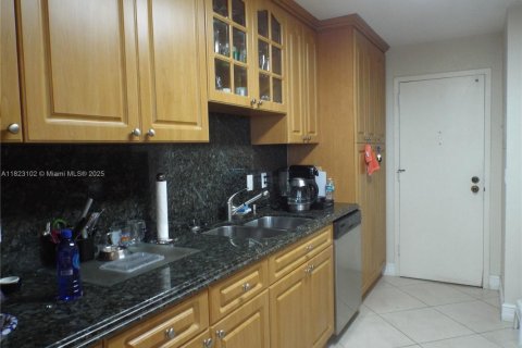 Condo in Hallandale Beach, Florida, 2 bedrooms  № 1787043 - photo 5