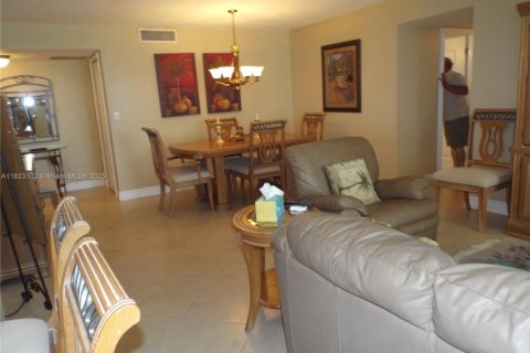 Condo in Hallandale Beach, Florida, 2 bedrooms  № 1787043 - photo 15