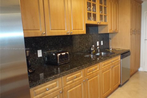 Condo in Hallandale Beach, Florida, 2 bedrooms  № 1787043 - photo 10