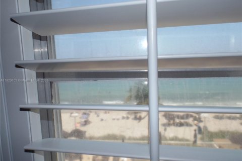 Condo in Hallandale Beach, Florida, 2 bedrooms  № 1787043 - photo 25