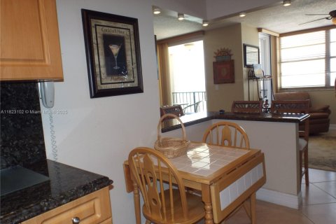 Condo in Hallandale Beach, Florida, 2 bedrooms  № 1787043 - photo 12