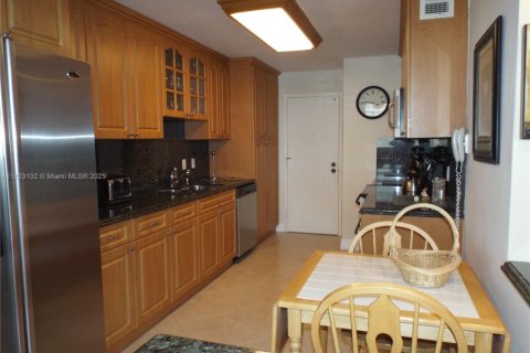 Condo in Hallandale Beach, Florida, 2 bedrooms  № 1787043 - photo 9