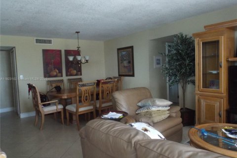 Condo in Hallandale Beach, Florida, 2 bedrooms  № 1787043 - photo 6