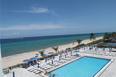 Condo in Hallandale Beach, Florida, 2 bedrooms  № 1787043 - photo 4