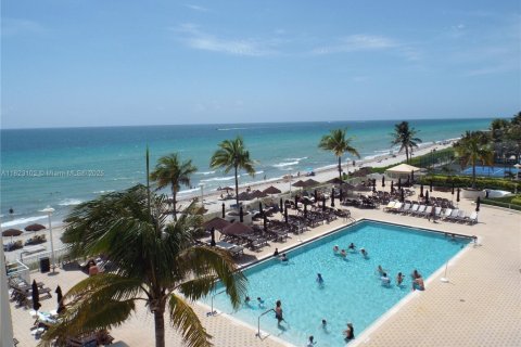 Condo in Hallandale Beach, Florida, 2 bedrooms  № 1787043 - photo 19
