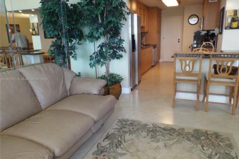 Condo in Hallandale Beach, Florida, 2 bedrooms  № 1787043 - photo 13