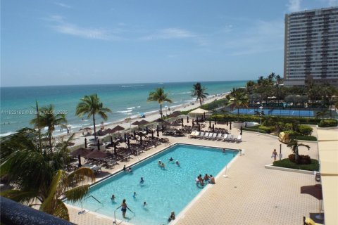 Condo in Hallandale Beach, Florida, 2 bedrooms  № 1787043 - photo 17