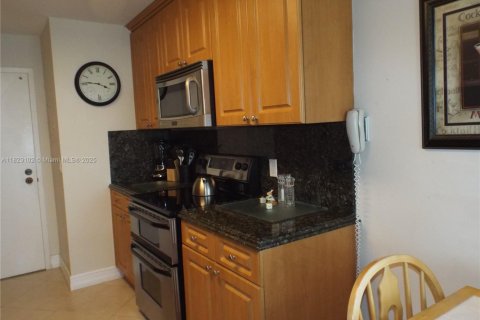 Condo in Hallandale Beach, Florida, 2 bedrooms  № 1787043 - photo 11