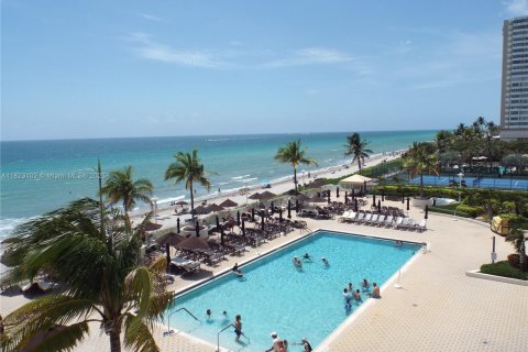 Condo in Hallandale Beach, Florida, 2 bedrooms  № 1787043 - photo 18