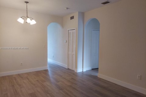 Снять в аренду кондоминиум в Хайалиа, Флорида 2 спальни, 89.84м2, № 1949846 - фото 3