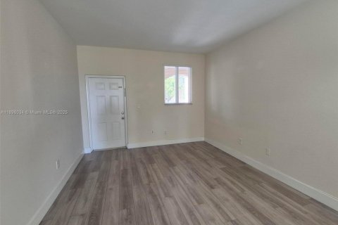 Снять в аренду кондоминиум в Хайалиа, Флорида 2 спальни, 89.84м2, № 1949846 - фото 1