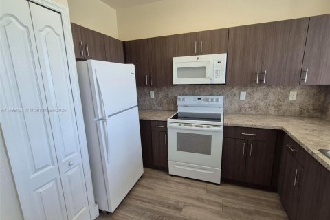 Снять в аренду кондоминиум в Хайалиа, Флорида 2 спальни, 89.84м2, № 1949846 - фото 5