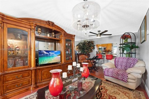 House in Coral Springs, Florida 4 bedrooms, 192.87 sq.m. № 1947362 - photo 27