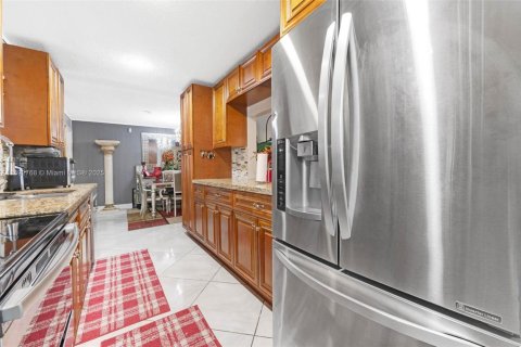 House in Coral Springs, Florida 4 bedrooms, 192.87 sq.m. № 1947362 - photo 4