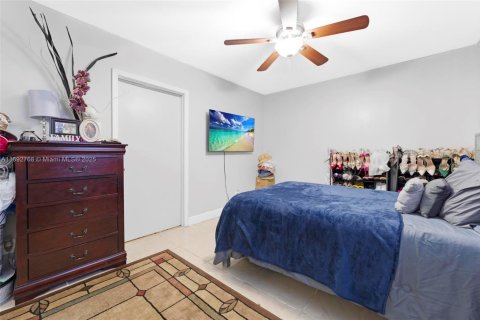 House in Coral Springs, Florida 4 bedrooms, 192.87 sq.m. № 1947362 - photo 16