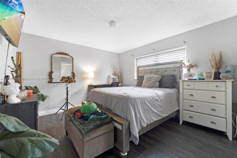 House in Coral Springs, Florida 4 bedrooms, 192.87 sq.m. № 1947362 - photo 19