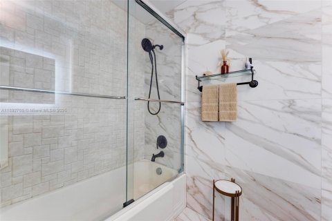 House in Coral Springs, Florida 4 bedrooms, 192.87 sq.m. № 1947362 - photo 13