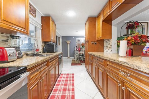 House in Coral Springs, Florida 4 bedrooms, 192.87 sq.m. № 1947362 - photo 6