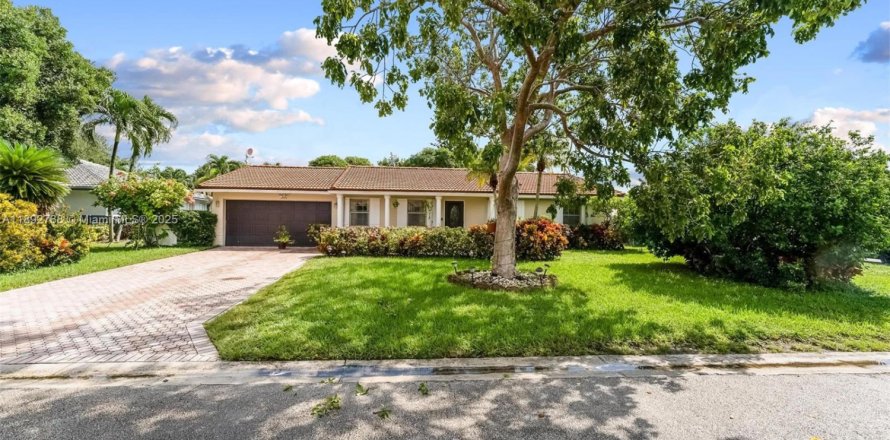 House in Coral Springs, Florida 4 bedrooms, 192.87 sq.m. № 1947362