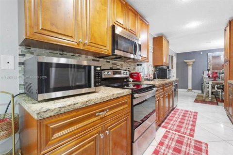 House in Coral Springs, Florida 4 bedrooms, 192.87 sq.m. № 1947362 - photo 5