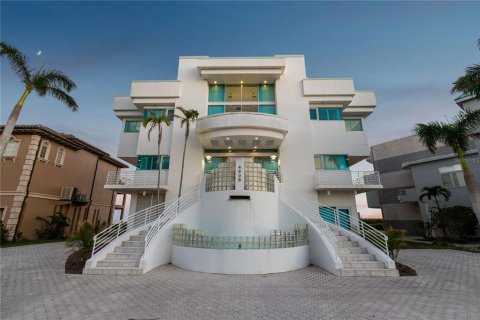 Casa en venta en Bradenton, Florida, 4 dormitorios, 685.43 m2 № 1744800 - foto 2