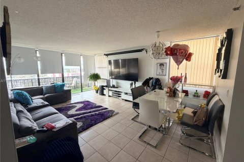 Condo in North Miami, Florida, 2 bedrooms  № 2041053 - photo 2