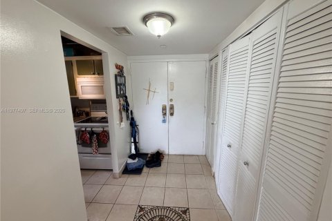 Condo in North Miami, Florida, 2 bedrooms  № 2041053 - photo 4