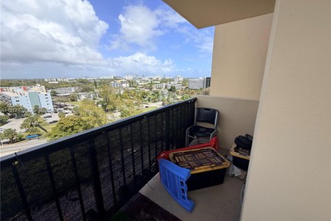 Condo in North Miami, Florida, 2 bedrooms  № 2041053 - photo 13