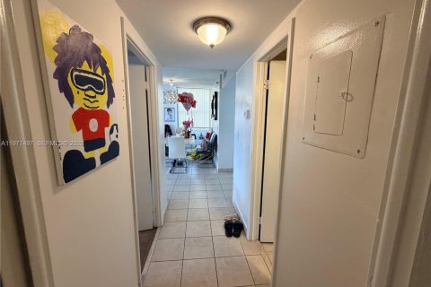 Condo in North Miami, Florida, 2 bedrooms  № 2041053 - photo 5