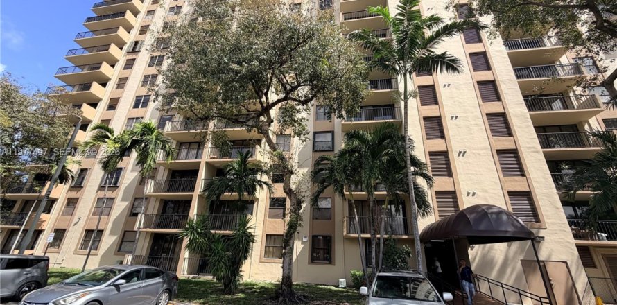 Condo in North Miami, Florida, 2 bedrooms  № 2041053